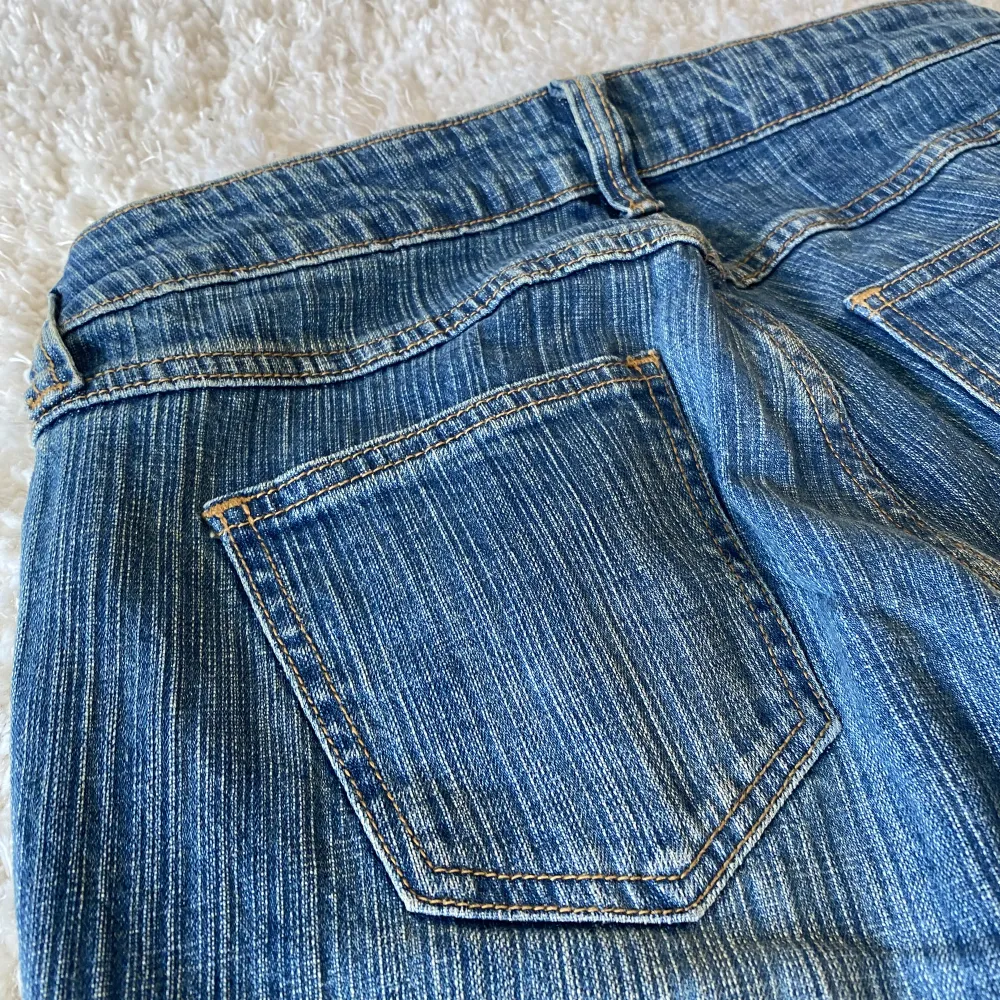 Säljer nu dessa low waist jeans ifrån Brandy Melville då de är för korta för mig som är 179cm. Super skick!. Jeans & Byxor.