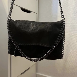 Stella Mccartney liknande väska - Säljer nu min stella Mccartney liknande kedjeväska då jag knappt andvänder den. Köpt för 600 i vintras men knappt andvänd. Möts helst upp men kan frakta. första bilden är lånad