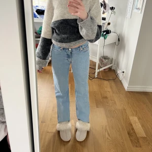 Weekday jeans - Säljer mina superfina jeans från Weekday som är i superbra skick!!💕💕 använda fåtal gånger men har sprätt upp dom längst ner för de ska bli lite längre💕