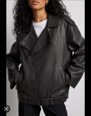 Bikerjacka pu  - Helt ny bikerjacka i pu som har en vintagelook. Med lappar kvar! 