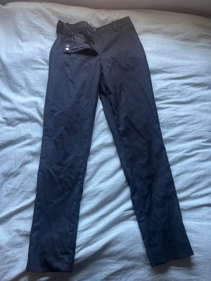 Raka kostymbyxor - Snygga raka kostymbyxor från H&M. Bara använd en gång och säljs då den inte kommer till användning. Köparen står för frakten.