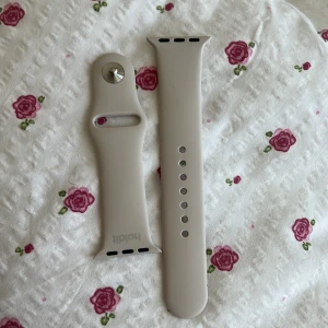 iWatch band - Sååå snyggt men lite för stort för mig, ljusbeige färg 🩷🩷aldrig använt och passar till Apple Watch 38/40/41! Kan mötas upp (Stockholm) eller frakta 🩵