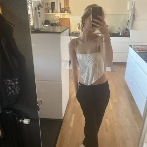 Satin topp - Säljer denna fina champagne färgade satin topp, storlek S och använd typ 2 gånger💕