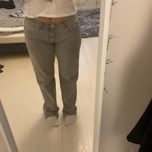 Gina tricot jeans - Säljer dessa super fina och trendiga jeansen från Gina tricot! Använda men i bra skick. Storlek 40 och är sanna till storlek! Längden är lite för långa för mig som är 166💗