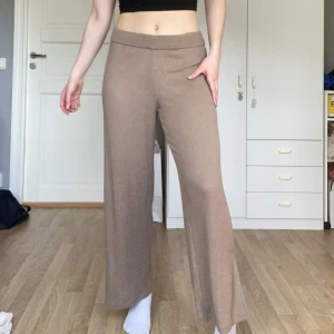 Sköna byxor - Jättesköna stickade byxor från hm. Aldrig använda med lapp kvar. 