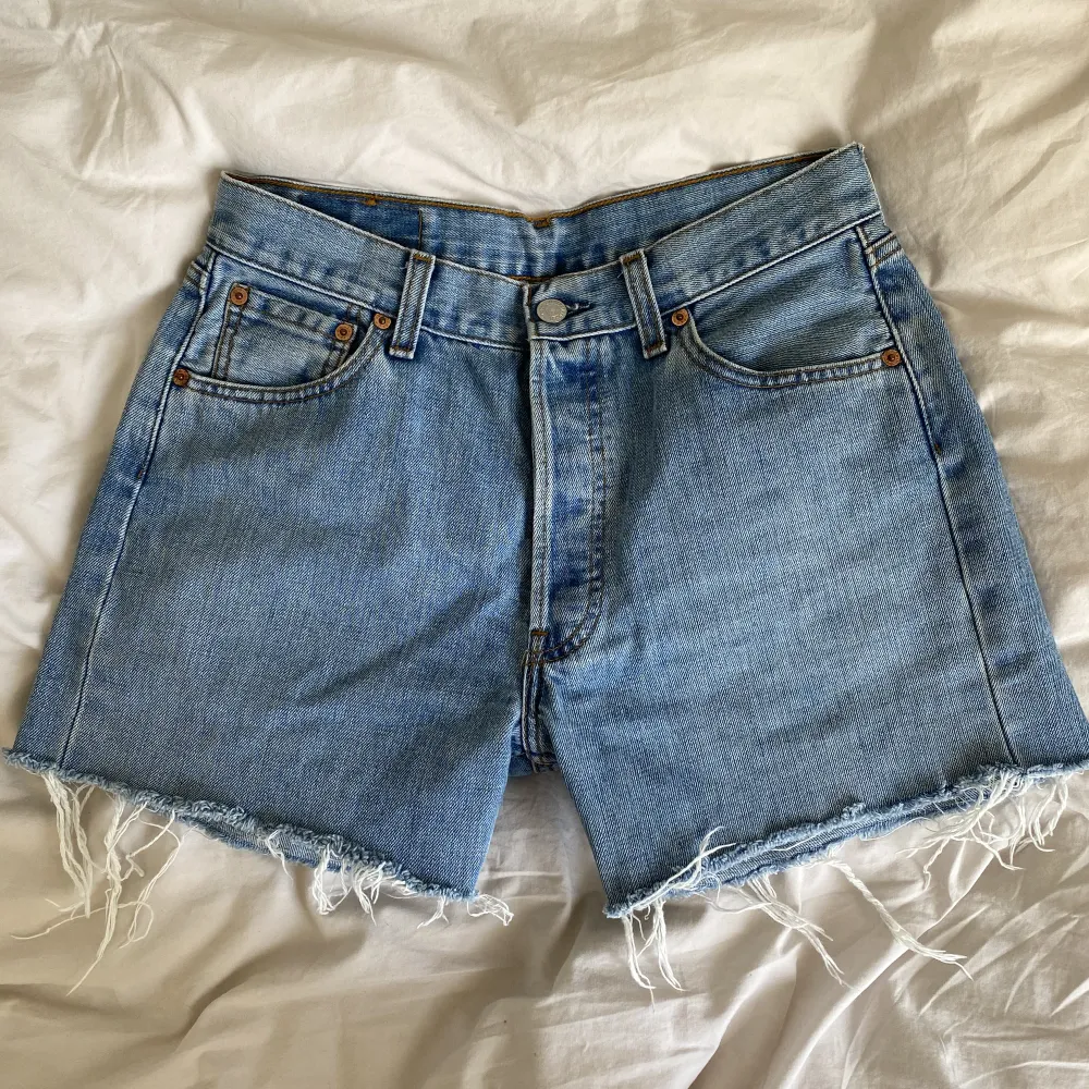 Blåa levis jeansshorts, strl W30 men passar xs/s beroende på önskad passform💕. Shorts.