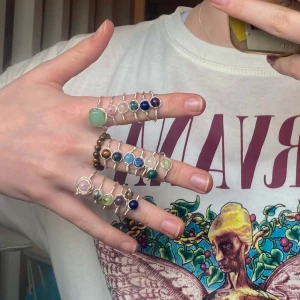 silver ringar kristaller 🫶 - Egentillverkade ringar i silverplätterad (även guld) tråd och kristallpärlor! 🫶pris 29-35kr + 15kr frakt! tillverkar alla storlekar i alla sorter på bild, samt i pärlor/chips som ni kan se i andra smycken på andra annonser i min profil 😇fråga om sorter! 