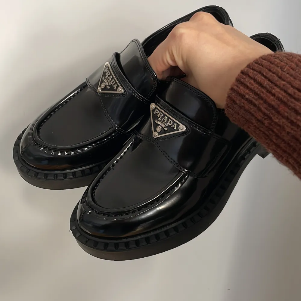 Prada loafers, köpta i Japan från second hand designer butiken Ragtag. Helt nya!! Passar en stor 36a :). Skor.