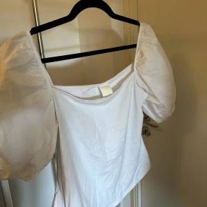 Vit tröja  - Vit tröja med puffärmar från H&M! Storlek M 🌼 knappt använd, kan skicka fler bilder 