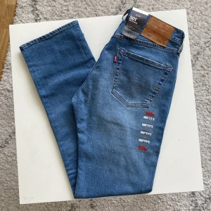 Levi’s 501 Jeans (Nyskick med lappar) - Levi’s 501 herrjeans i NYSKICK med alla lappar på. Snäppet mjukare, tunnare och bekvämare i tyget än vanliga 501:or. 94% Bomull, 5% Polyester och 1% Elastan/Stretch. Midjemått: 37 cm Innerbenslängd: 78 cm 