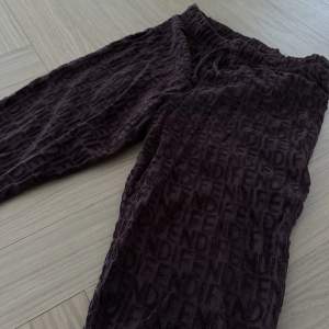 Fendi byxor med sammets liknande material köpt på vestaire collective, strl 40 men känns som en 34/36