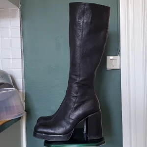 Bratz boots - Nu kan du lägga vantarna på dom SNYGGASTE 90tals bootsen. Köpta vintage i USA. 9,5cm klack och 2,5cm platå. Buden är bindande så endast seriösa bud tack! Frakt tillkommer. 🌻