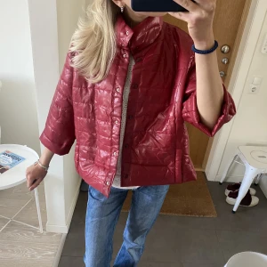 Trekvartsärmad jacka - Helt sjukt snygg herno liknande jacka med trekvartsärmar💕Köpt i paris men står tyvärr inget märke 