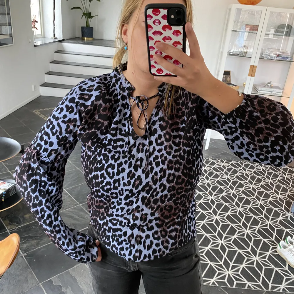 Säljer min leopard blus från B.Young i storlek 36. Superfin till sommaren och perfekt till studentmottagningar. Endast använd en gång!💘. Blusar.