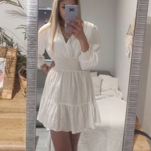 Ny linne vit klänning zara - Helt ny och oanvänd linne klänning, storlek S, märket Zara. 