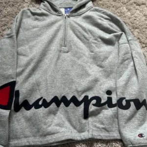 Cropad champion hoodie  - Oanvänd  Liten i storlek 