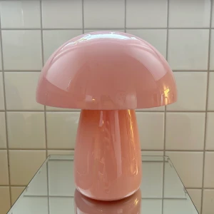 Svamplampa Rosa - Nu med fri frakt om du beställer direkt här på Plick ⭐️ Handmålade svamplampor DIY 399:- styck 🌸 Säljer fler på min insta: @dimsdekor - Koden SPRING ger -20% (mer info på insta)