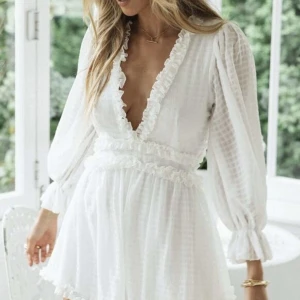 Vit studentklänning  - Supersöt vit studentklänning i nyskick!💕