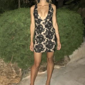 Supersnygg festklänning - Väldigt smickrande klänning med öppen rygg (band som går i kors ) över ryggen.   Använd en gång