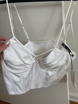 Satin korsett topp - Från zara prislapp kvar, mitt pris 180kr