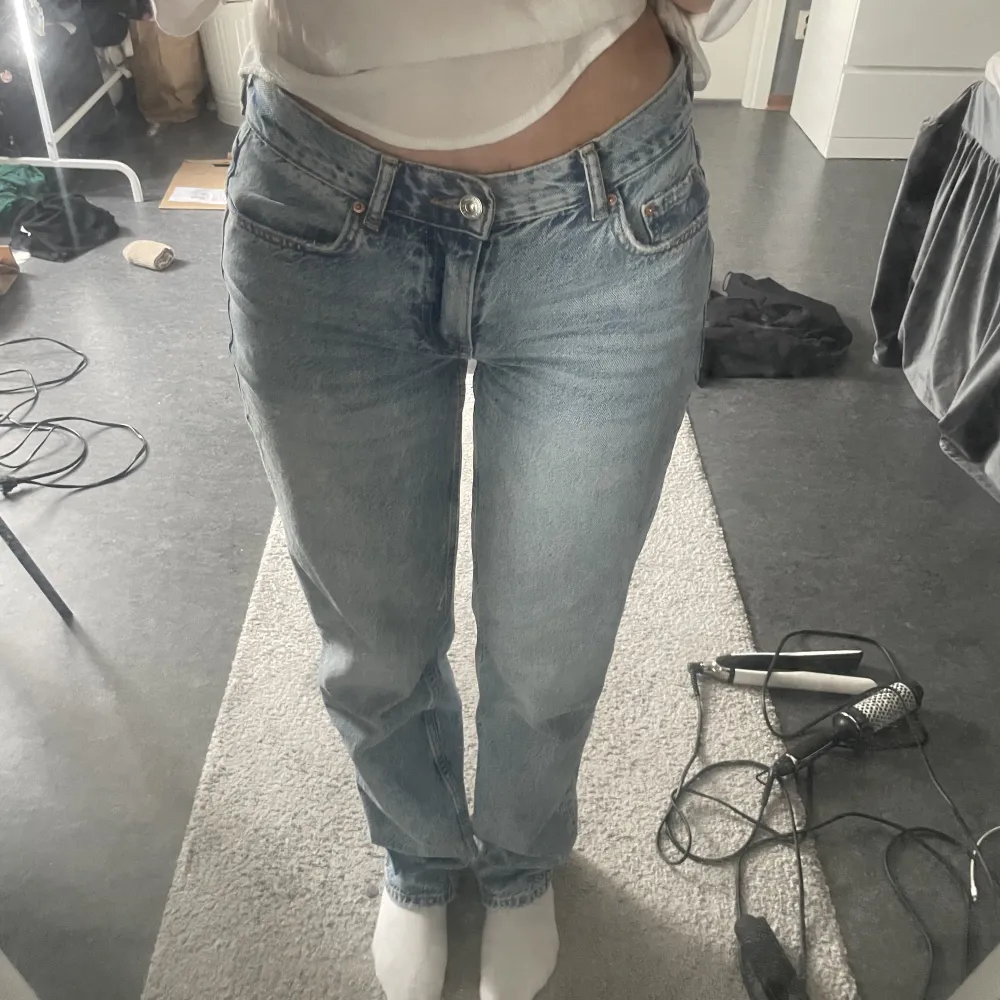 Säljer mina lågmidjade jeans från Gina tricot och är i väldigt bra skick💕. Jeans & Byxor.
