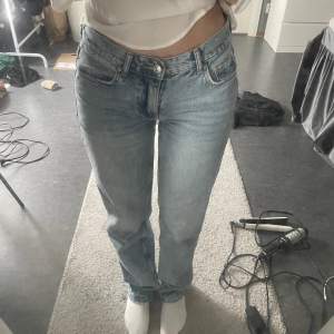 Säljer mina lågmidjade jeans från Gina tricot och är i väldigt bra skick💕