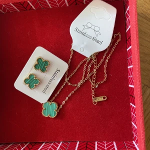 Superfin klöver set, halsband och örnhänge, guldpläterat - Superfin Klöver halsband med örnhänge. Rosa. Guldpläterat. Fraktas för 18 kr