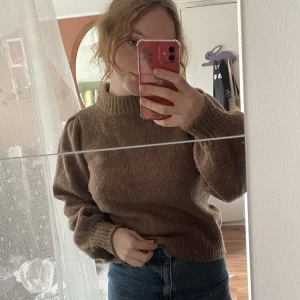 Stickad brun tröja - Stickad tröja i en lite kallare brun ton, från Gina Tricot. Kommer tyvärr ej till användning för mig. Strl M på lappen men skulle snarare säga strl S🪴Fint skick! 