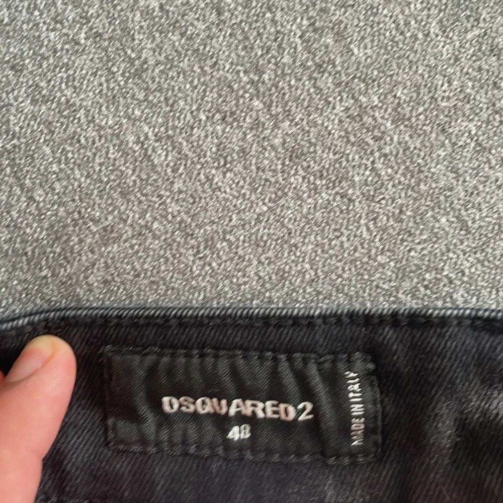 Nästan nya dsquared jeans knappt använda pågrund av att dem är lite för stora för mig. Det storlek 48 i italiensk storlek. Jeans & Byxor.