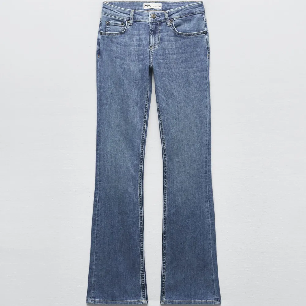 Säljer mina knappt använda lågmidjade bootcut jeans från zara💞💞. Jeans & Byxor.