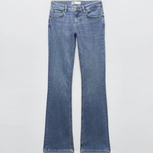 Jeans - Säljer mina knappt använda lågmidjade bootcut jeans från zara💞💞
