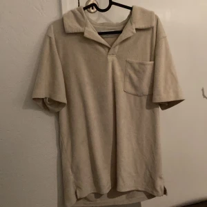 Terry Piké  - Piké i frotté från studio total storlek M men aningen stor i storleken  skick 10/10 som ny 