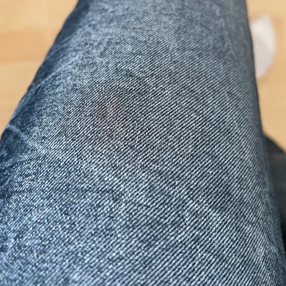 Ett par väldigt fina lågmidjade jeans. Har en liten fläck på benet men inget som märks av💖. Jeans & Byxor.