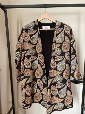 Kavaj / kimono - Köpt på ZARA. Storlek S. I superfint skick. Inget slitage att anmärka på.