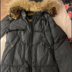 Parajumper - Hej säljer min pjs som bara har legat  den kommer inte till användning längre. Den är rökfri helt ren oo fräsc användes bah vissa gånger ksk 5/6 gånger dene inplastad hänger i garderoben, Den är storlek S helt ren och ny, Vill gärna ha seriösa ❤️