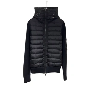 Moncler cardigan - Moncler cardigan i perfekt skick använd fåtal gånger och inga skador. Jackan är i storlek M och den är svart. Vid fler frågor och prisförslag hör av er!👍