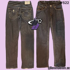 True religion jeans 522 - trueys i modellen straight, tag 33W😈ytterben 120😈innerben 93😈midja rakt över 42😈benöppning 20😈modellen är 180😈flaws, insydda i midjan och har ett extra waistband adderat
