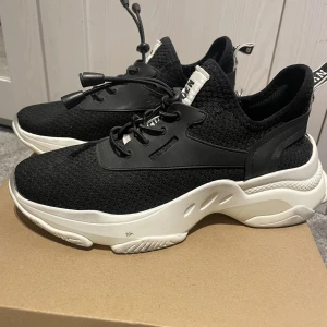 Steve Madden sneakers strl. 38 - Sneakers från Steve Maden i storlek 38. Använt de några gånger (se bilder), därav lite slitna, men annars fint skick. Nypris 1145kr