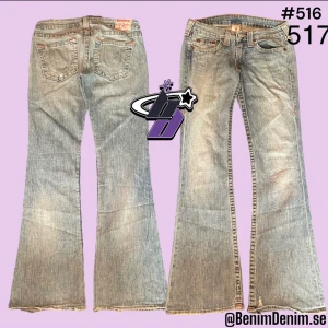 True religion jeans - trueys i modellen Bobby, tag 31W😈ytterben 107cm😈innerben 84cm😈midja rakt över 42cm😈benöppning 26😈modellen är 180😈flaws, reparerade och skadade i benöppningen