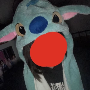 ”Mössa” - En jätte gullig Stitch mössa Skriv till mig vid intresse eller för fler bilder  Endast swish