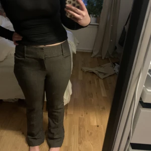 Kostymbyxor beyond retro - Underbara kostymbyxor med stretchig  och låg midja köpta på beyond retro😍 är även flare i dom och lite brun melerade! Köpt på beyond retro