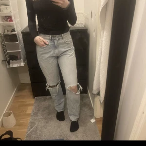 Jeans med hål  - Gina tricot jeans med hål. Säljer för de blivit för stora. Använt skick.  Storlek: 38 