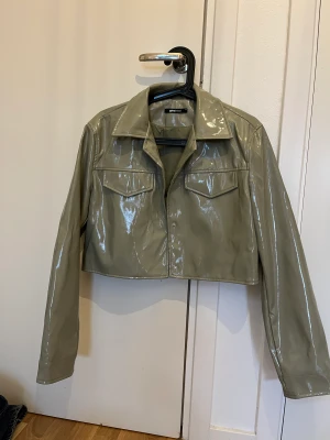 Lackjacka - Grön lackjacka från gina Tricot. Använd 2 gånger och inga skador eller slitningar alls. 