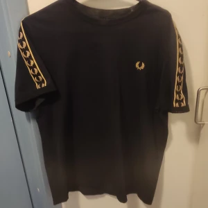 Fred Perry Tshirt  - Tshirt från Fred Perry i jättefint skick. Storlek L