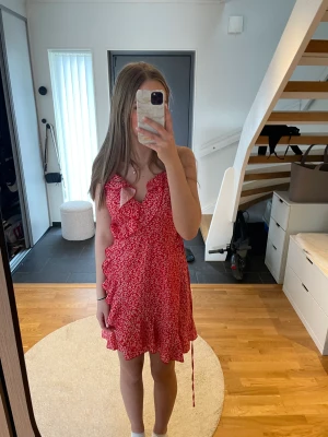 Klänning från shein - Säljer denna söta klänningen från shein, inte använd så många gånger  är i väldigt bra skick.