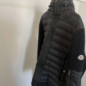 Moncler cardigan - Hej! Säljer min Moncler Cardigan efter att ha köpt den men den var för liten när jag fick hem den. Skick 9/10. För frågor och funderingar är det bara att höra av sig. (Tar ej emot några byten)