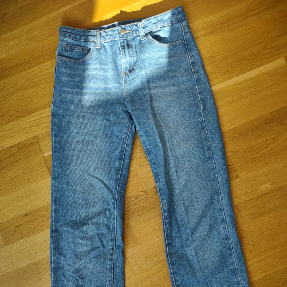 Mörka jeansbyxor som är baggy. Jeans & Byxor.
