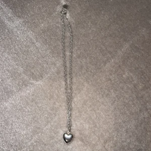 Halsband med hjärta - Halsband med hjärta från snö of Sweden🩶