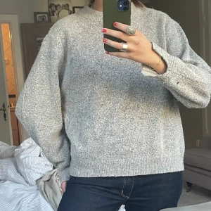 Grå stickad tröja  - Super fin grå stickad tröja från Carin Wester!💓 Jätte trendig och så himla go och mysig🤗🤗