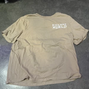 Beige T-shirt  - Aldrig använt denna T-shirt så ja säljer den ist. Bra skick 